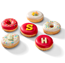 Sinterklaas donuts met rood en wit glazuur, sprinkels, letters, snoepjes en mijterdecoratie