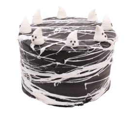 Halloween layer cake spookjes met zwart glazuur, witte webdecoratie en spookjes bovenop