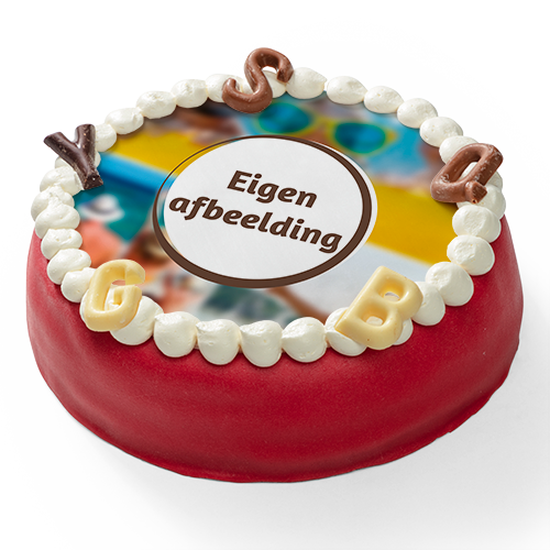 Sinterklaas marsepeintaart met rode marsepein, roomtoefjes en chocoladeletters als decoratie