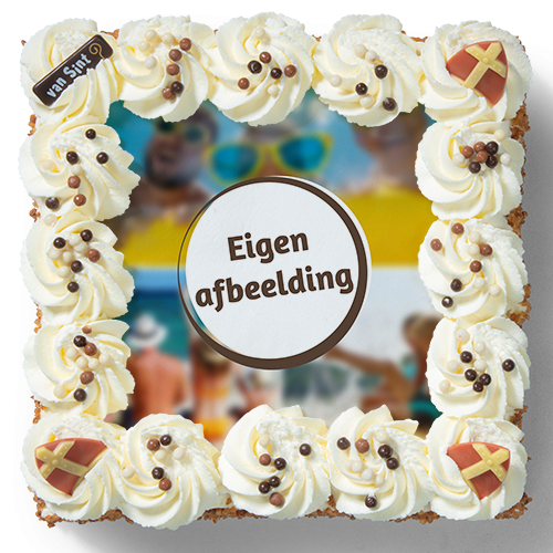 Sinterklaas slagroomtaart met roomtoefjes, nootrand en chocoladeversieringen in Sint-thema