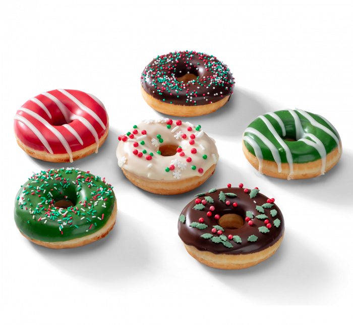 Donuts Merry Christmas met chocoladeglazuur, sprinkles en kerstdecoratie in rood, groen en wit.