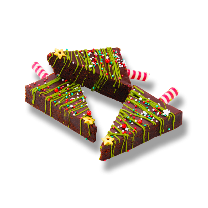 Brownie kerstboom van pure chocolade met groene decoratie, sprinkles en zuurstok als stam.